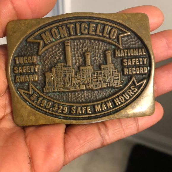 VINTAGE 1985 SOLID BRASS BELT BUCKLE